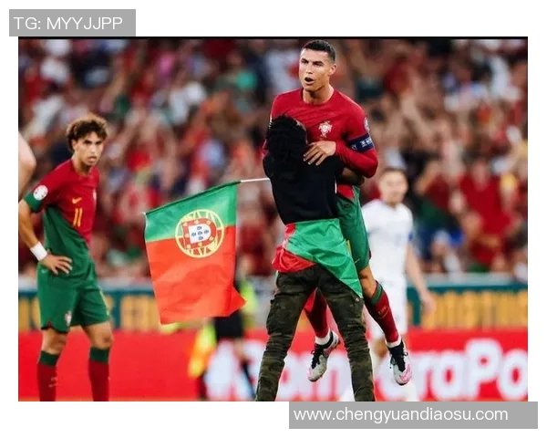 欧冠赛场惊现奇葩一幕球迷冲入抢夺C罗球衣引发热议